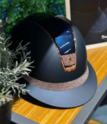 Шлем Miss Shadowmatt с вставкой glossy и кристалической пудрой вдоль козырька и logo crystal Шлем Miss Shadowmatt с вставкой glossy и кристалической пудрой вдоль козырька и logo crystal